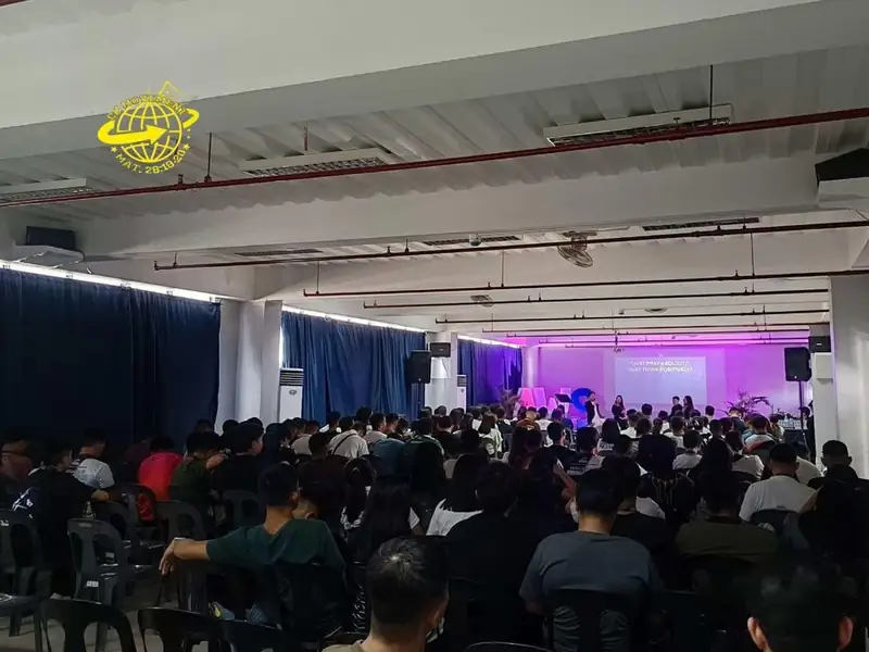 A packed worship night at UCLM